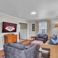 Canary Cottage, 3BR Near MSU, Patio and yard!