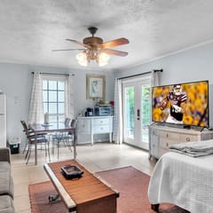 Hummingbird Loft - Studio with Queen Bed