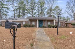 913 Camphouse | Cozy MSU Home w/ screened Patio - Image 3