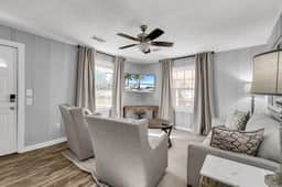 Mins from Campus | Cozy | King Bed - Image 2