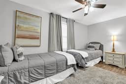 Mins from Campus | Cozy | King Bed - Image 4