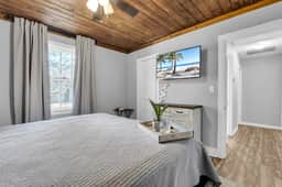 Mins from Campus | Cozy | King Bed - Image 5