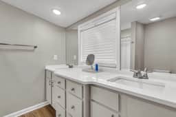 Close to MSU | Luxury | Smart TVs - Image 2