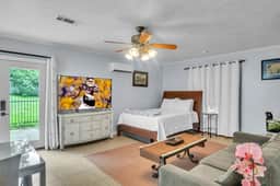 Hummingbird Loft - Studio with Queen Bed - Image 4