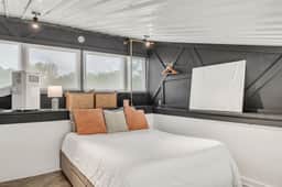Stoneside, 2 Mi to MSU, Tiny Home w/ Deck - Image 2