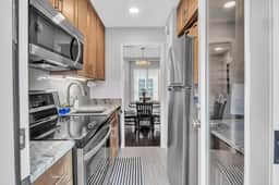 University Luxe, Heart of Cotton District! - Image 2