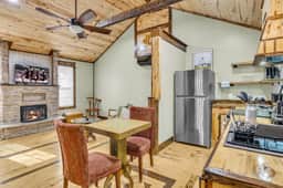 Carpenters Corner, Scenic, Tiny Luxury - Image 2