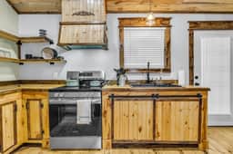 Carpenters Corner, Scenic, Tiny Luxury - Image 4