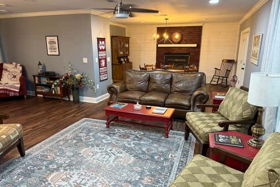 Stark Vegas DawgDaze, 4 BR Near MSU, Go Dawgs! - Image 1