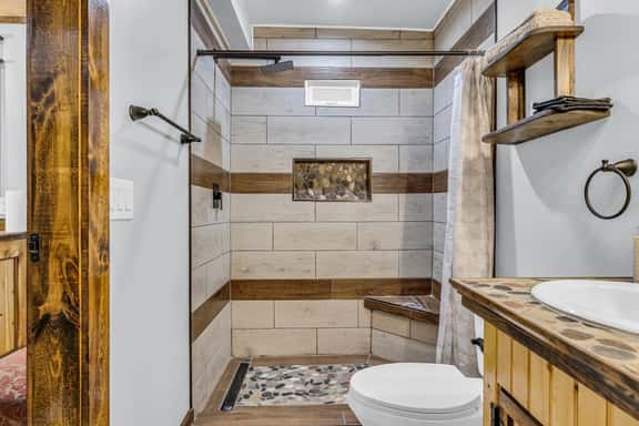 Carpenters Corner, Scenic, Tiny Luxury - Image 1