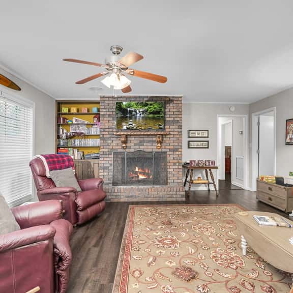 913 Camphouse | Cozy MSU Home w/ screened Patio - Image 1