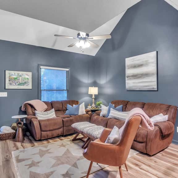 Angel’s Crossing, Walk to Campus, Pet Friendly! - Image 1