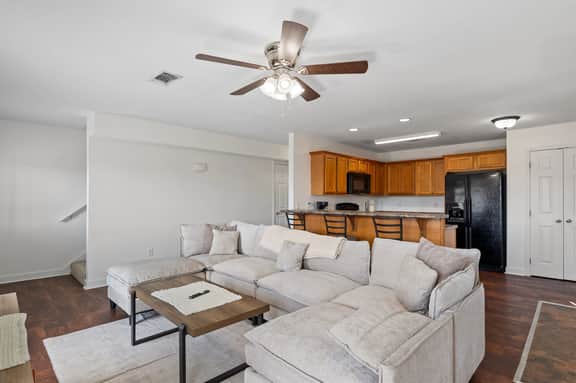 Bulldog Bungalow, 3BR Townhome, Family - Image 2