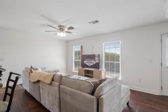 Bulldog Bungalow, 3BR Townhome, Family - Image 4