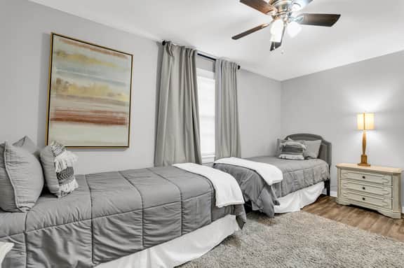 Mins from Campus | Cozy | King Bed - Image 4