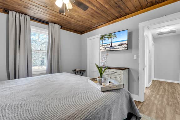 Mins from Campus | Cozy | King Bed - Image 5