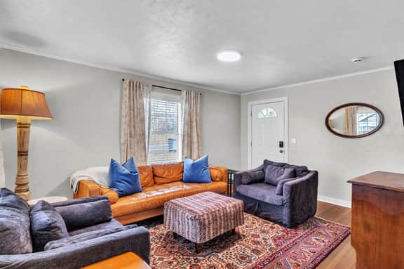 Canary Cottage, 3BR Near MSU, Patio and yard! - Image 2
