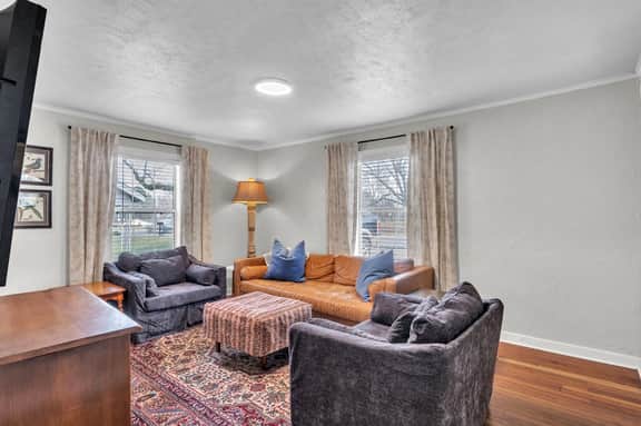 Canary Cottage, 3BR Near MSU, Patio and yard! - Image 3