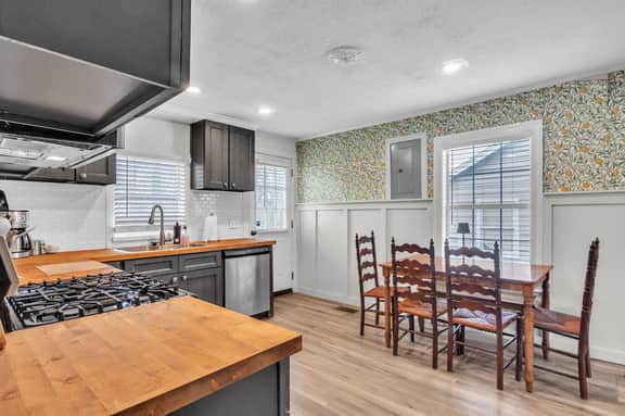 Canary Cottage, 3BR Near MSU, Patio and yard! - Image 4