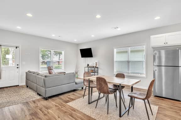 Green Light Retreat, 2BR, Columbus - Image 2