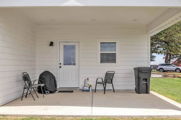 Green Light Cottage, 2BR, patio w/ grill - Image 4