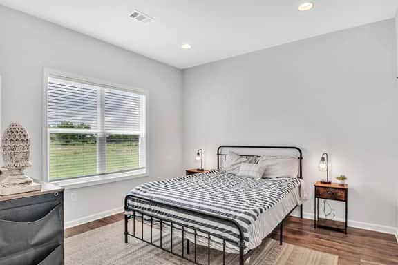 Green Light Cottage, 2BR, patio w/ grill - Image 5