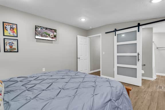 Close to MSU | Luxury | Smart TVs - Image 3