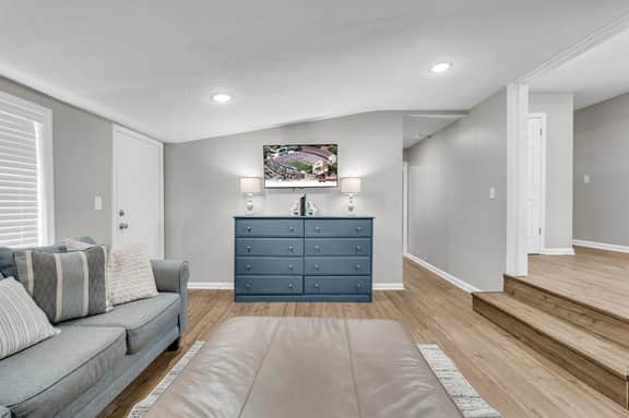 Close to MSU | Luxury | Smart TVs - Image 4