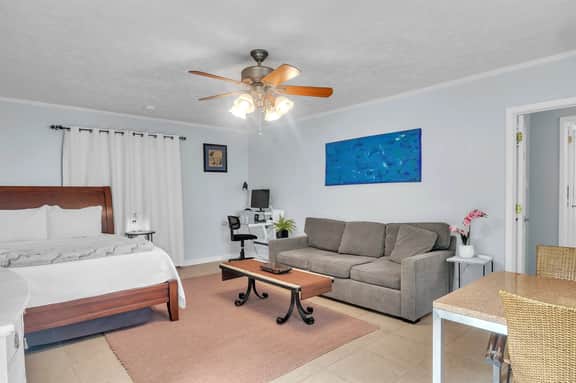 Hummingbird Loft - Studio with Queen Bed - Image 3