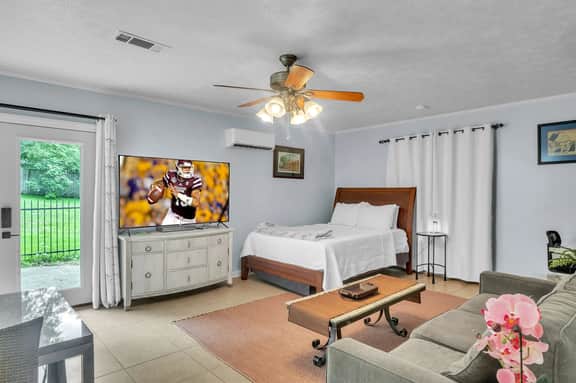 Hummingbird Loft - Studio with Queen Bed - Image 4