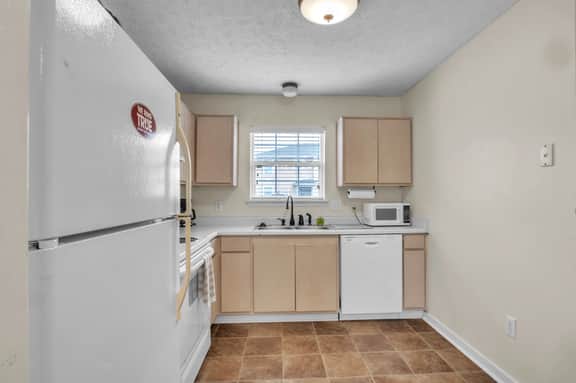 Starr Living, MSU and Oby's, Quiet 3BR Townhome - Image 2