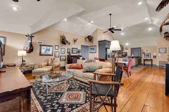 Starr Loft, Walk to Walk Ons, Hidden Gem! - Image 3