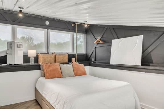 Stoneside, 2 Mi to MSU, Tiny Home w/ Deck - Image 2