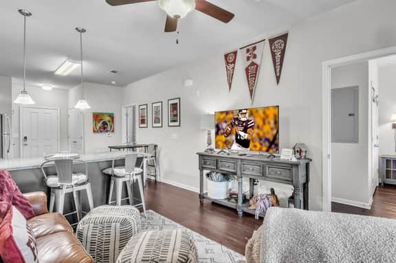 The Flat, Near Cotton District, Explore on Foot - Image 5