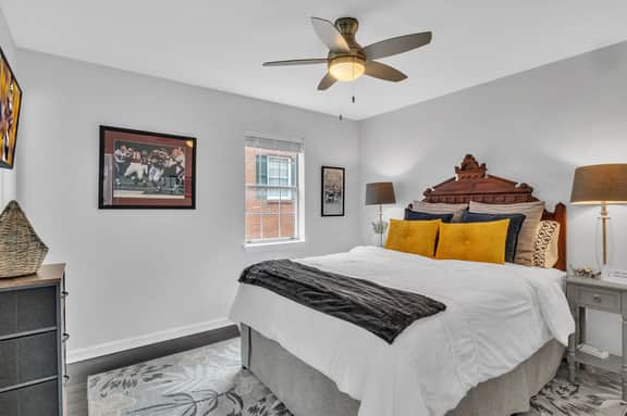 University Luxe, Heart of Cotton District! - Image 4