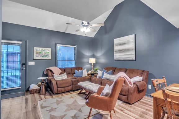 Angel’s Crossing, Walk to Campus, Pet Friendly! - Image 1