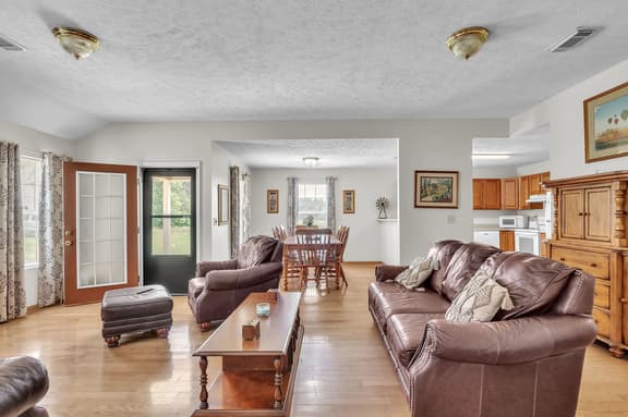 Boyds Place, 2 Miles to MSU, Quiet Luxury - Image 1