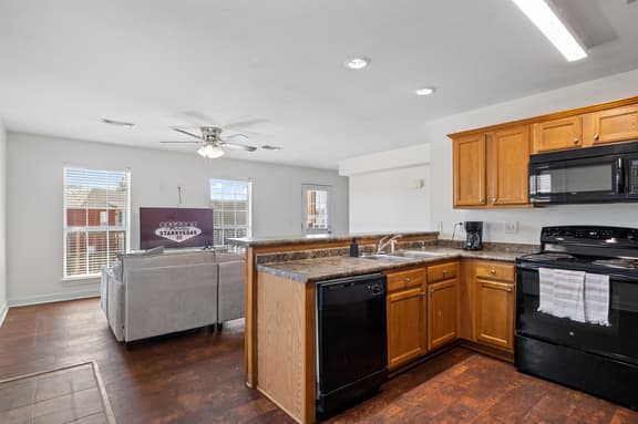 Bulldog Bungalow, 3BR Townhome, Family - Image 1