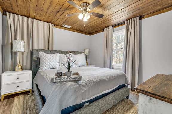 Mins from Campus | Cozy | King Bed - Image 1