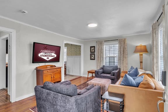 Canary Cottage, 3BR Near MSU, Patio and yard! - Image 1