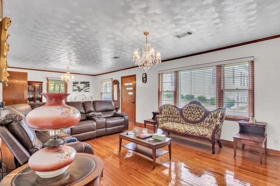 Cushman Ct, 2BR, Walk to dining / shopping - Image 1
