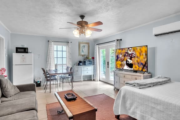 Hummingbird Loft - Studio with Queen Bed - Image 1