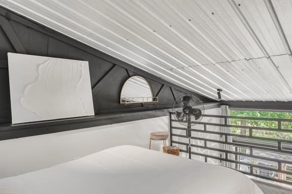 Stoneside, 2 Mi to MSU, Tiny Home w/ Deck - Image 1